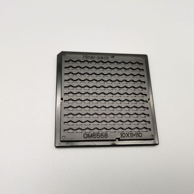 Un bon prix. Les gaufrettes de transport découvrent des plateaux de matrice empaquetant le moulage par injection de l'électronique en ligne